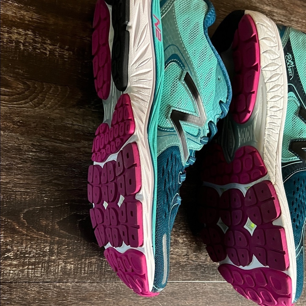 NWOT New Balance Women's Athletic Shoes in Teal and Magenta - Picture 4 of 6